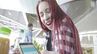 Asyalı kız arkadaşı vajinasında uzaktan kumandalı vibratörle dolaşıyor.