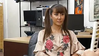 性感亚洲女子卖掉她的武士，然后被猛操