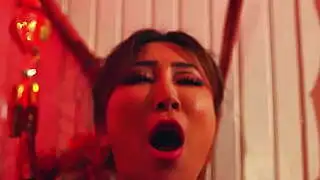 Asyalı tanrıça, tıraşlı vajinasıyla büyük bir penis tarafından beceriliyor.