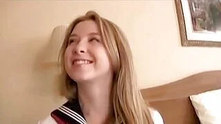 Azgın Genç Öğrenci Sunny Lane'in Minik Amcığı Asyalı Bir Adam Tarafından Yalanıyor!
