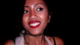 Seksi Genç Asyalı Kızların İlk Gloryhole Deneyimi